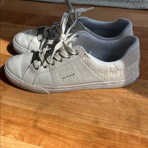 Tommy Hilfiger Off-White Textured Low-Top Sneakers
